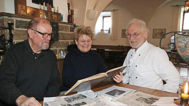 Schlagzeuger Peter Schmitt (links), Monika und Bernd Wohlfromm schwelgen in Erinnerungen. 1982 hatte es das erste Mal Jazz und Hering im Deutschherrnkeller gegeben. Am Faschingsdienstag ist es das letzte Mal. Foto: Thomas Malz