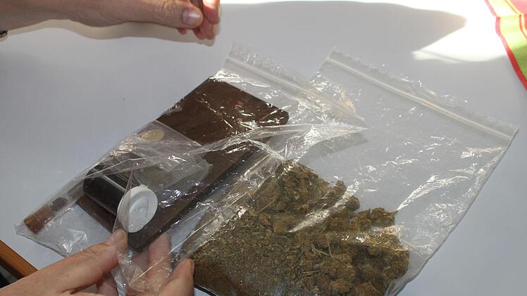 Klaus Steinhübl erläutert die Päckchen mit Haschisch und Marihuana. Foto: Carmen Schwind
