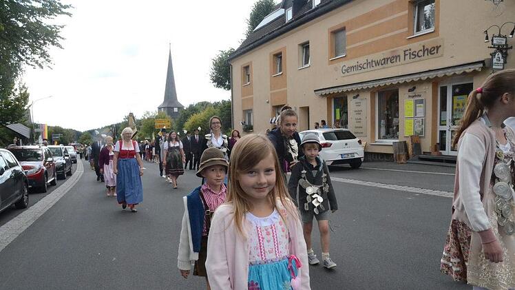 Eine Augenweide die Jungen und Mädels in ihren Trachten und Dirndl und noch mit Königsketten geschmückt.K.- H. Hofmann