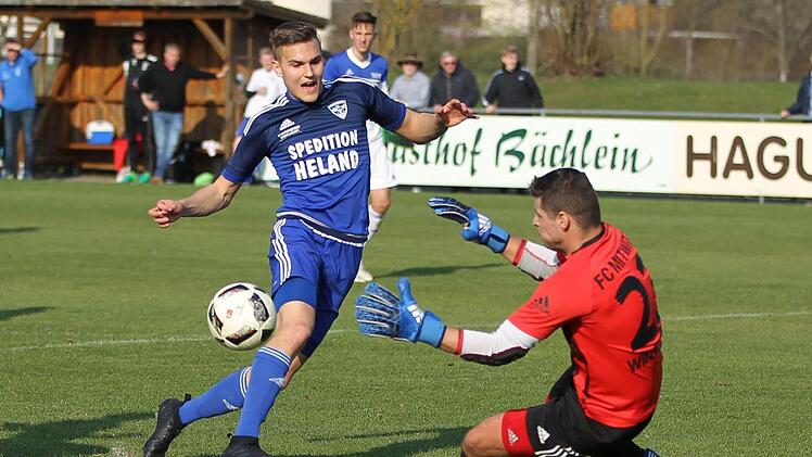 Der M&ouml;nchr&ouml;dener Mittelst&uuml;rmer Niklas Ehrlich taucht allein vor dem Mitwitzer Jan Winterstein auf, scheitert aber im Eins gegen Eins am guten Schlussmann der Platzherren.  Foto: Lisa H&uuml;mmer