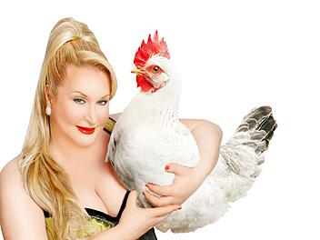 2020 tritt Daphne de Luxe mit ihrem Programm "Artgerecht" in Kronach auf. Hühner gehören zu ihren Lieblingstieren. Stephan Stützner