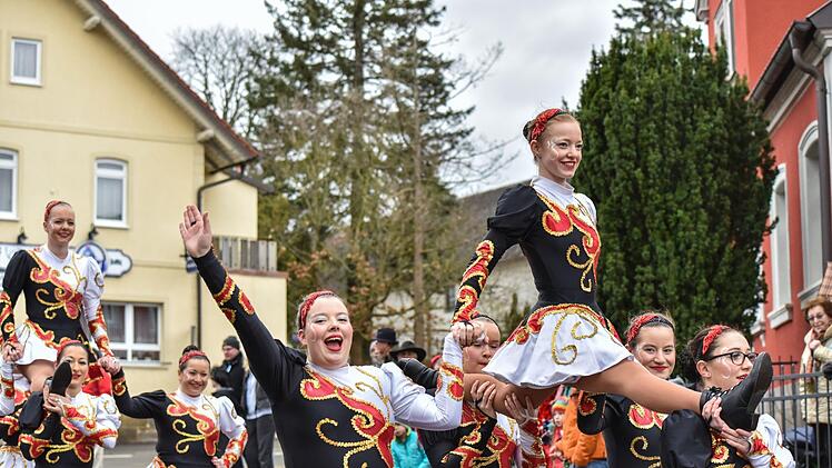 Der Eberner Gaudiwurm trotzte dem trüben Wetter und versprühte tolle Faschingsstimmung. Foto: Ryan Evans