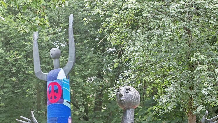 Der Skulpturengarten ist dem Erlanger Bildhauer Heinrich Kirchner gewidmet.