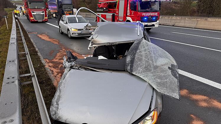 Tödlicher Unfall auf A9 bei Gefrees: Frau wird aus Auto geschleudert