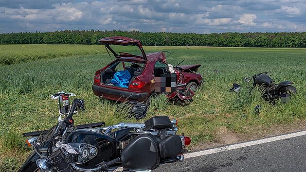 T&ouml;dlicher Unfall bei Herzogenaurach: Auto f&auml;hrt in Motorradgruppe - Beifahrerin und Biker sterben