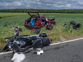Tödlicher Unfall bei Herzogenaurach: Auto fährt in Motorradgruppe - Beifahrerin und Biker sterben