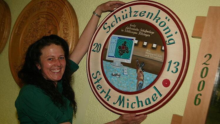 Anita Hoppert hat schon viele Schützenscheiben bemalt. Mittlerweile ist ihre Kunst schon im ganzen Landkreis gefragt.