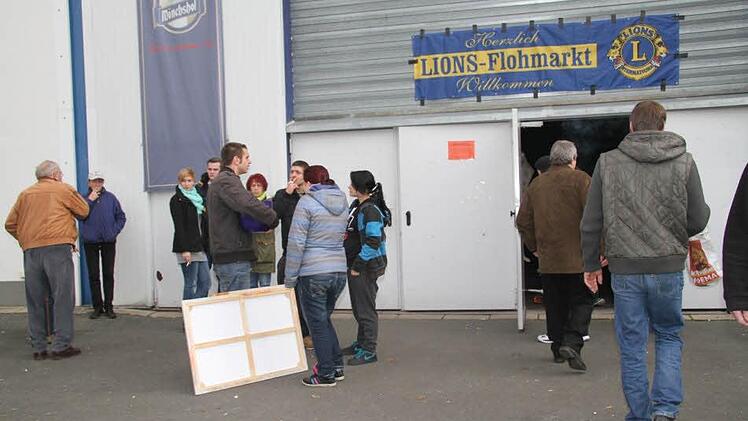 Vor den Topren des Lions-Flohmarkts in der Mönchshofhalle in Kulmbach Foto: Sonja Adam