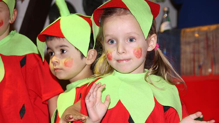 Als tanzende Erdbeeren versüßten die Kleinsten den Besuchern die Faschingsveranstaltung in Kleinwenkheim. Fotos: Arnold Nöth