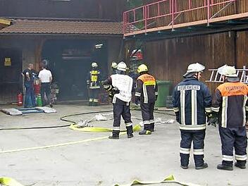 Am Samstag mussten Feuerwehren zu einem Garagenbrand in Mitwitz ausrücken. Foto: Stefan Wicklein