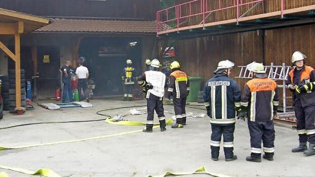 Am Samstag mussten Feuerwehren zu einem Garagenbrand in Mitwitz ausrücken. Foto: Stefan Wicklein