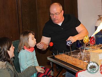 Udo Gering führte Kinder in die Kunst des Glasblasens ein. Foto: Carmen Schwind