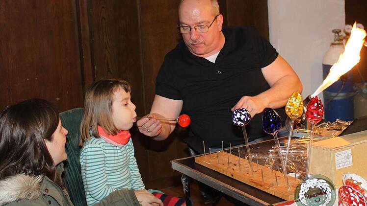 Udo Gering führte Kinder in die Kunst des Glasblasens ein. Foto: Carmen Schwind