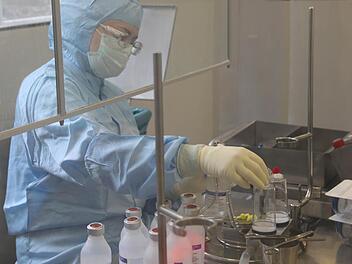 Im Haupthaus prüft eine Laborantin ein Antibiotikum in der höchsten Reinraumklasse. Fotos: Benedikt Borst