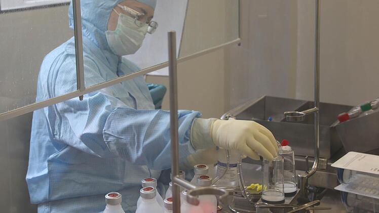 Im Haupthaus prüft eine Laborantin ein Antibiotikum in der höchsten Reinraumklasse. Fotos: Benedikt Borst