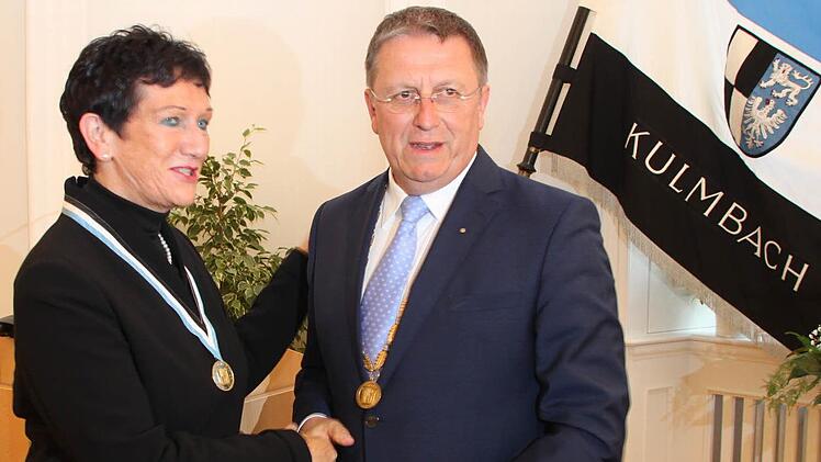 Ganz staatstragend in Schwarz gekleidet nahm die Rote Inge Aures gestern Abend die Goldene Bürgermedaille und die Glückwünsche ihres Nachfolgers im Amt des Oberbürgermeisters, Henry Schramm, entgegen. Foto: Stephan Tiroch