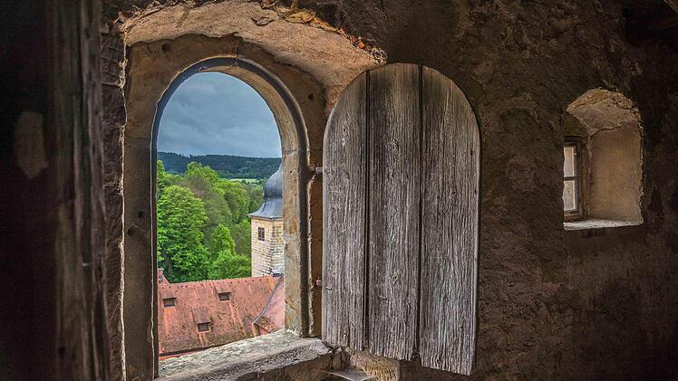 Ein Blick von der Kemenate auf den Oberen Schlosshof