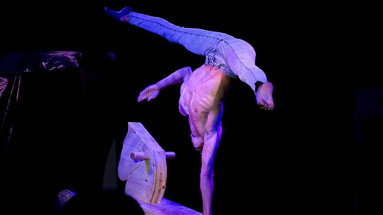 Vorstellung der Absolventen der Staatlichen Artistenschule Berlin im Circus Luna Foto: Gerd Schaar