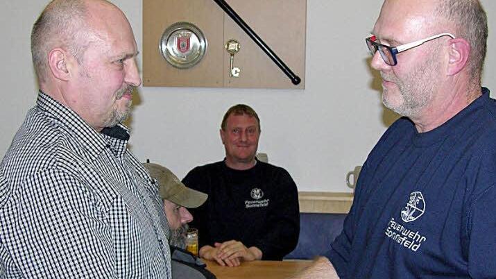 Vorsitzender Dieter Höhn würdigt Klaus Beyer (links) für 40 Jahre Mitgliedschaft im Sonnefelder Feuerwehrverein. Im Hintergrund Bürgermeister Michael Keilich  Foto: Klaus Oelzner