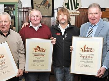 Auf dem Bild von links: Markus Zirkel, die Ehrenmitglieder Georg Dillig und Heinrich Pflaum, Michael Dull, Ehrenmitglied Edgar Kleinlein und Zweiter Bürgermeister Ludwig Wolf  Foto: p
