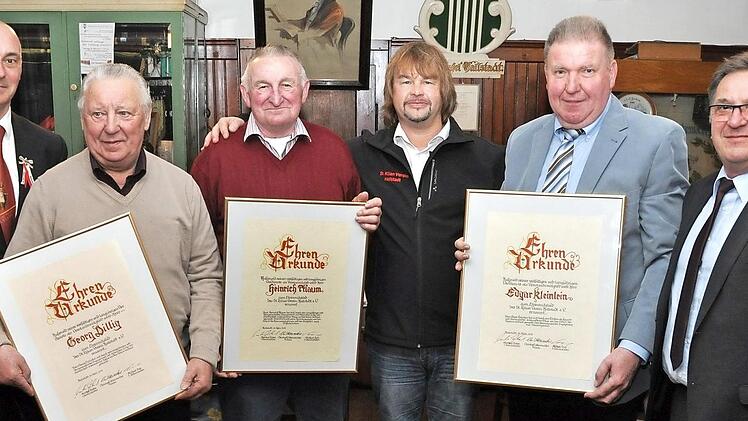 Auf dem Bild von links: Markus Zirkel, die Ehrenmitglieder Georg Dillig und Heinrich Pflaum, Michael Dull, Ehrenmitglied Edgar Kleinlein und Zweiter B&uuml;rgermeister Ludwig Wolf  Foto: p