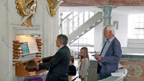 Kirchenmusikdirektor Hans Schmidt-Mannheim (rechts) und Kirchenmusiker Thomas Grünke (an der Orgel) demonstrierten den Besuchern, wie eine Orgel funktioniert. Foto: Dieter Hübner
