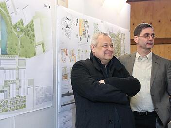 Die Sieger Werner Alkewitz, Erfurt (links), und Karlfried Daab, Leipzig, vor ihrem preisgekrönten Entwurf.Foto: Katrin Geyer