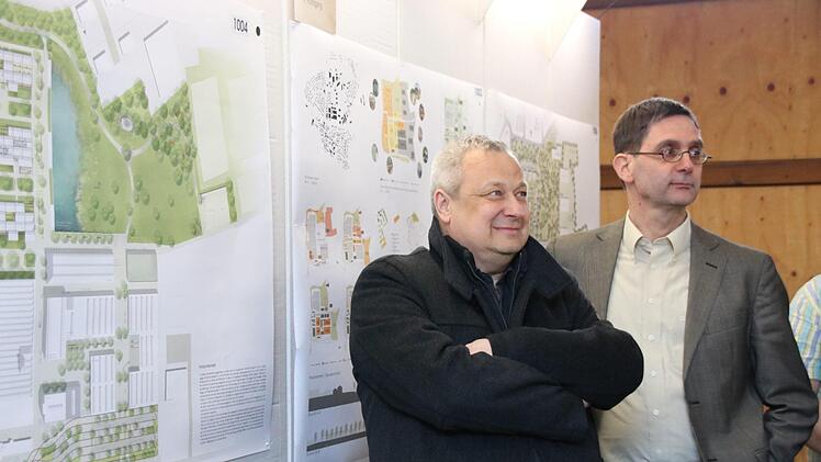 Die Sieger Werner Alkewitz, Erfurt (links), und Karlfried Daab, Leipzig, vor ihrem preisgekrönten Entwurf.Foto: Katrin Geyer