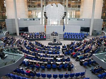 Im Deutschen Bundestag hatte ein FDP-Politiker w&auml;hrend einer Debatte einen Schw&auml;cheanfall und rutschte vom Stuhl. Was war passiert? Foto: Bernd von Jutrczenka / dpa