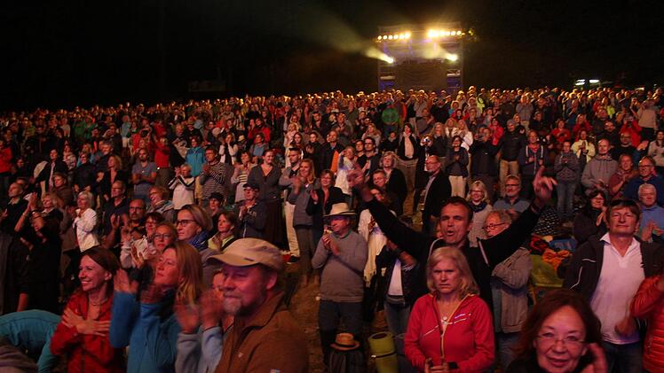 Nächtliche stehende Ovationen des Publikums für ein gelungenesFestival. Hier zu sehen vom Samstagabend.