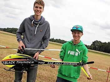 Erik Fischer aus Rothwind (links) hatte 2018 die Zuschauer beim Schauflugtag in Kaltenreuth mit seinen Kunstflugkunststücken begeistert. Unterstützt wurde er dabei von Daniel Götz aus Kulmbach. Auch in diesem Jahr will Fischer wieder mit dabei sein.  Foto: Stephan Stöckel
