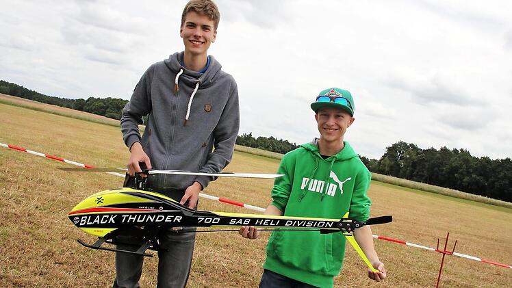 Erik Fischer aus Rothwind (links) hatte 2018 die Zuschauer beim Schauflugtag in Kaltenreuth mit seinen Kunstflugkunststücken begeistert. Unterstützt wurde er dabei von Daniel Götz aus Kulmbach. Auch in diesem Jahr will Fischer wieder mit dabei sein.  Foto: Stephan Stöckel