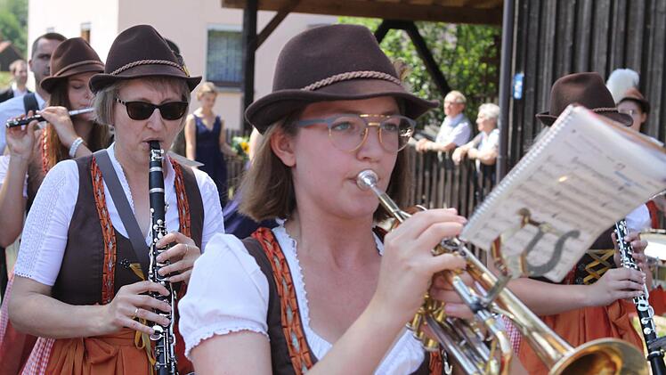 Gleich mehrere Musikkapellen bereicherten den Festumzug. Foto: Michael Wunder