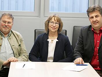 Der Gersfelder Schulleiter Marco Schumacher (rechts) und die Schulkoordinatorin für die Berufsorientierung Gabriele Bethmann sowie Paul & Co-Personalleiter Gerardo del Rio Romero (links) aus Wildflecken. Foto: Sebastian Schmitt