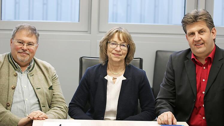 Der Gersfelder Schulleiter Marco Schumacher (rechts) und die Schulkoordinatorin für die Berufsorientierung Gabriele Bethmann sowie Paul & Co-Personalleiter Gerardo del Rio Romero (links) aus Wildflecken. Foto: Sebastian Schmitt