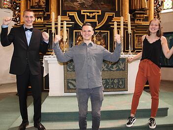 Bei den Adalbert-Raps-Preisträgern schlagen die Glückshormone Purzelbäume. Unser Bild zeigt (von links) Tobias Bär (1,34) aus Forstlahm, Moritz Sesselmann (1,19) aus Kulmbach und Annalena Küfner (1,36) aus Trebgast. Foto: Stephan Stöckel