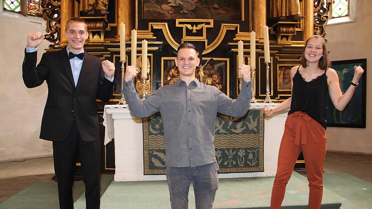 Bei den Adalbert-Raps-Preisträgern schlagen die Glückshormone Purzelbäume. Unser Bild zeigt (von links) Tobias Bär (1,34) aus Forstlahm, Moritz Sesselmann (1,19) aus Kulmbach und Annalena Küfner (1,36) aus Trebgast. Foto: Stephan Stöckel