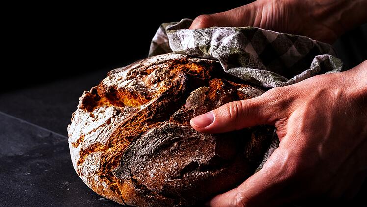 In der Werbung wird oft eine alte Handwerkstradition oder sogar familiäres Selbebacken beschworen.