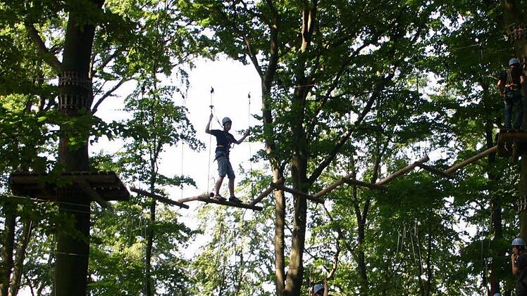 Im Waldklettergarten oberhalb von Kloster Banz herrscht ab Freitag wieder Betrieb, die Saison beginnt heuer nur später. Archivfoto: Matthias Einwag