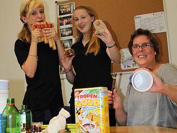 Musik mit einfachen Gegenständen machen Sarah Hofmeister (v.l.), Isabelle Bub und Daniela Wagner. Foto: Ulrike Müller