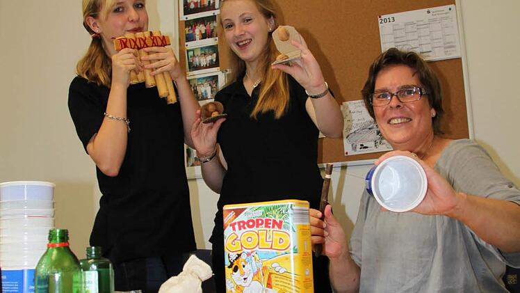 Musik mit einfachen Gegenständen machen Sarah Hofmeister (v.l.), Isabelle Bub und Daniela Wagner. Foto: Ulrike Müller