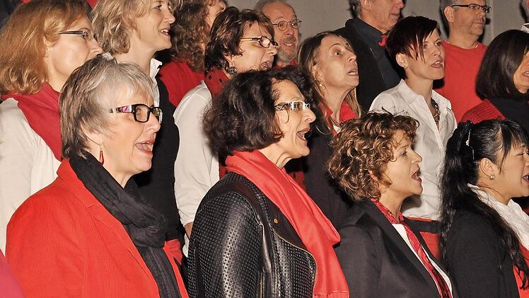 Mit modernen Weihnachtsliedern erfreute der Chor "In Takt" unter der Leitung von Stefan Ammersbach.