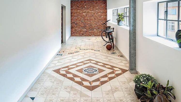 Optisch überzeugend und im Alltag robust und pflegeleicht: Moderne Bodenfliesen sind ideal für den Flur- und Eingangsbereich. Foto: djd/deutsche-fliese/Villeroy & Boch