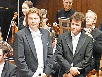 Randfiguren: Klaus Florian Vogt (links) und Jakub Hrusa verfolgen die Verleihung des Luitpoldpreises nach dem Konzert. Fotos: Ahnert