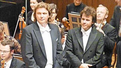 Randfiguren: Klaus Florian Vogt (links) und Jakub Hrusa verfolgen die Verleihung des Luitpoldpreises nach dem Konzert. Fotos: Ahnert