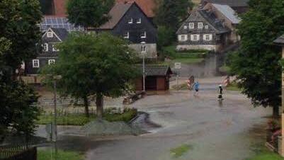 In Eila wurden heute schon wieder die Stra&szlig;en &uuml;berschwemmt. Foto: Barbara Schramm