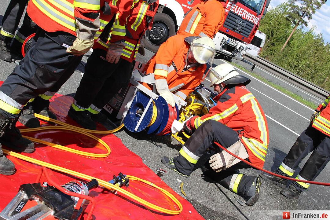 A9: Kleintransporter prallt gegen Heck eines Lkws – drei Menschen schwer verletzt