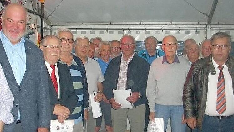 Sie halten dem Verein seit 60 Jahren die Treue, links B&uuml;rgermeister Ralf Holzmann