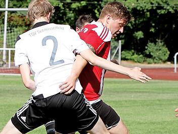 SG Eltmann - SG TSV Schlüsselfeld/TSV Aschbach 2:1. Der Eltmanner Timo Gebhardt (rechts) versucht, sich gegen den Schlüsselfelder Philipp Brodmerkel zu behaupten.