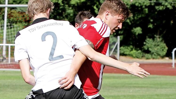 SG Eltmann - SG TSV Schlüsselfeld/TSV Aschbach 2:1. Der Eltmanner Timo Gebhardt (rechts) versucht, sich gegen den Schlüsselfelder Philipp Brodmerkel zu behaupten.